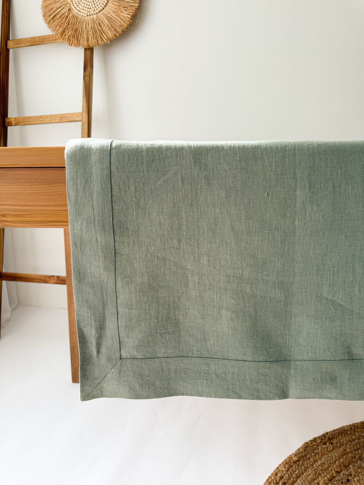 Tischdecke aus Leinen mit breitem Saum und Kuvertecken – Salbeigrün