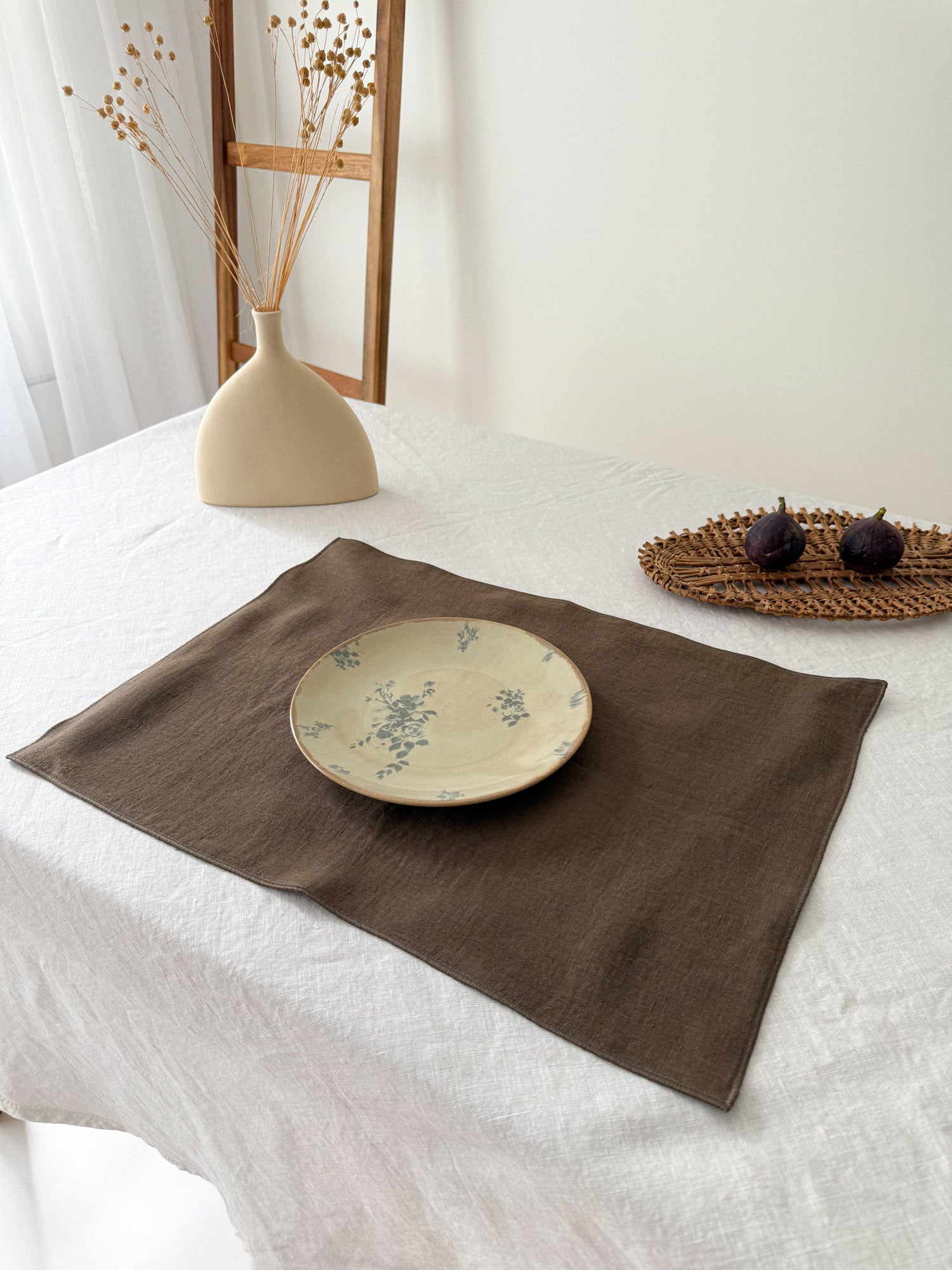 Leinen-Tischset mit Rollsaum – Braun