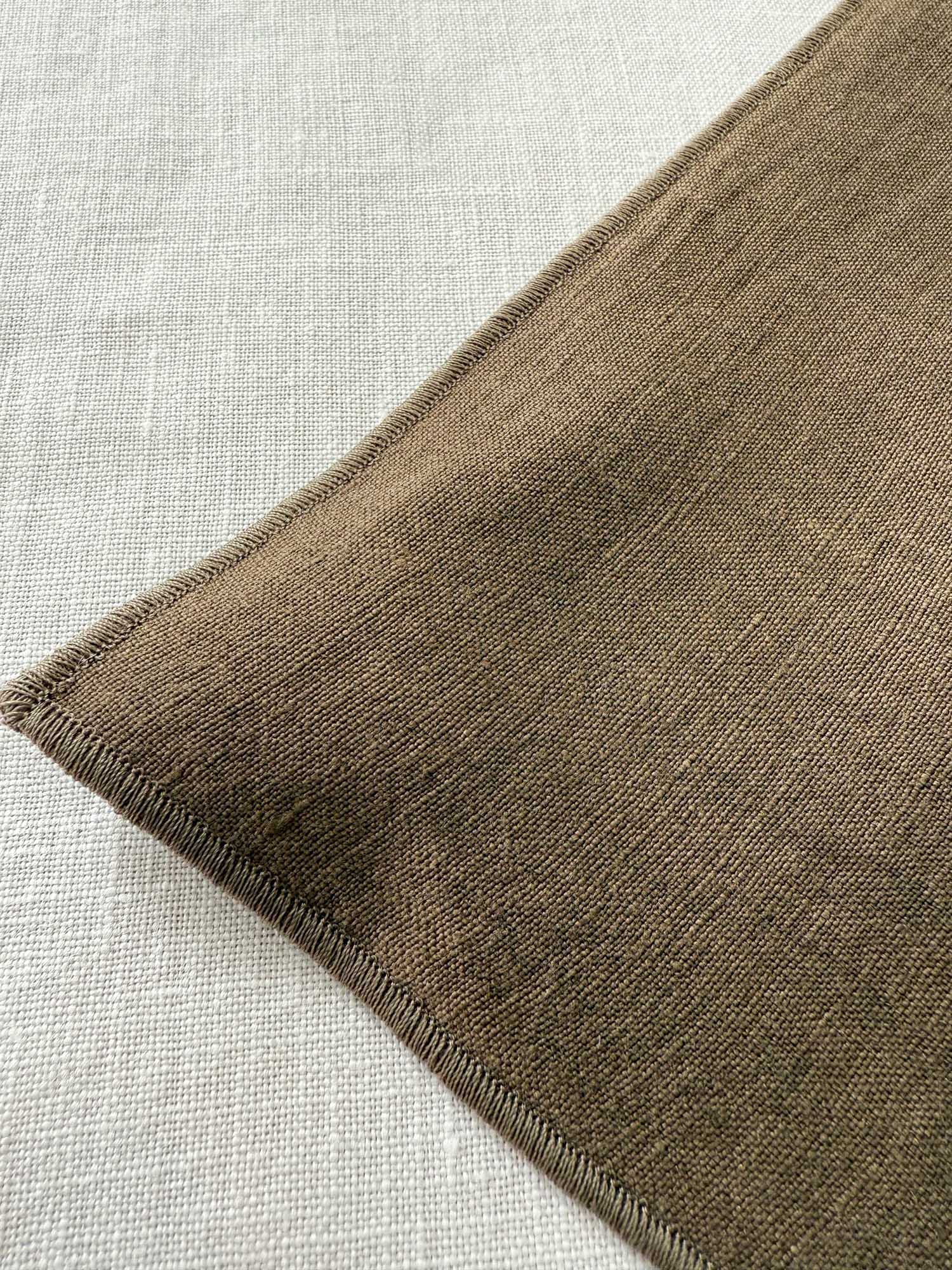 Leinen-Tischset mit Rollsaum – Braun