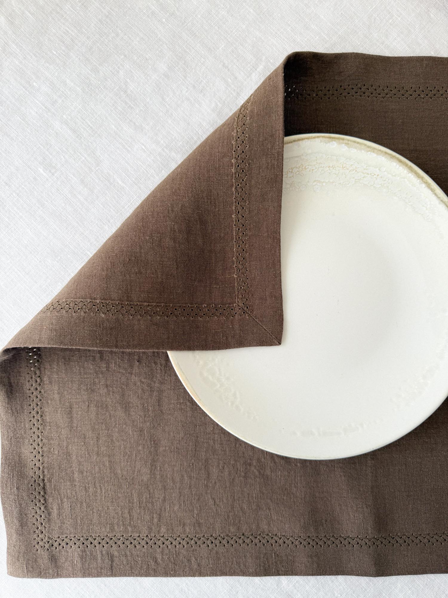 Leinen-Tischset mit Hohlsaum – Braun