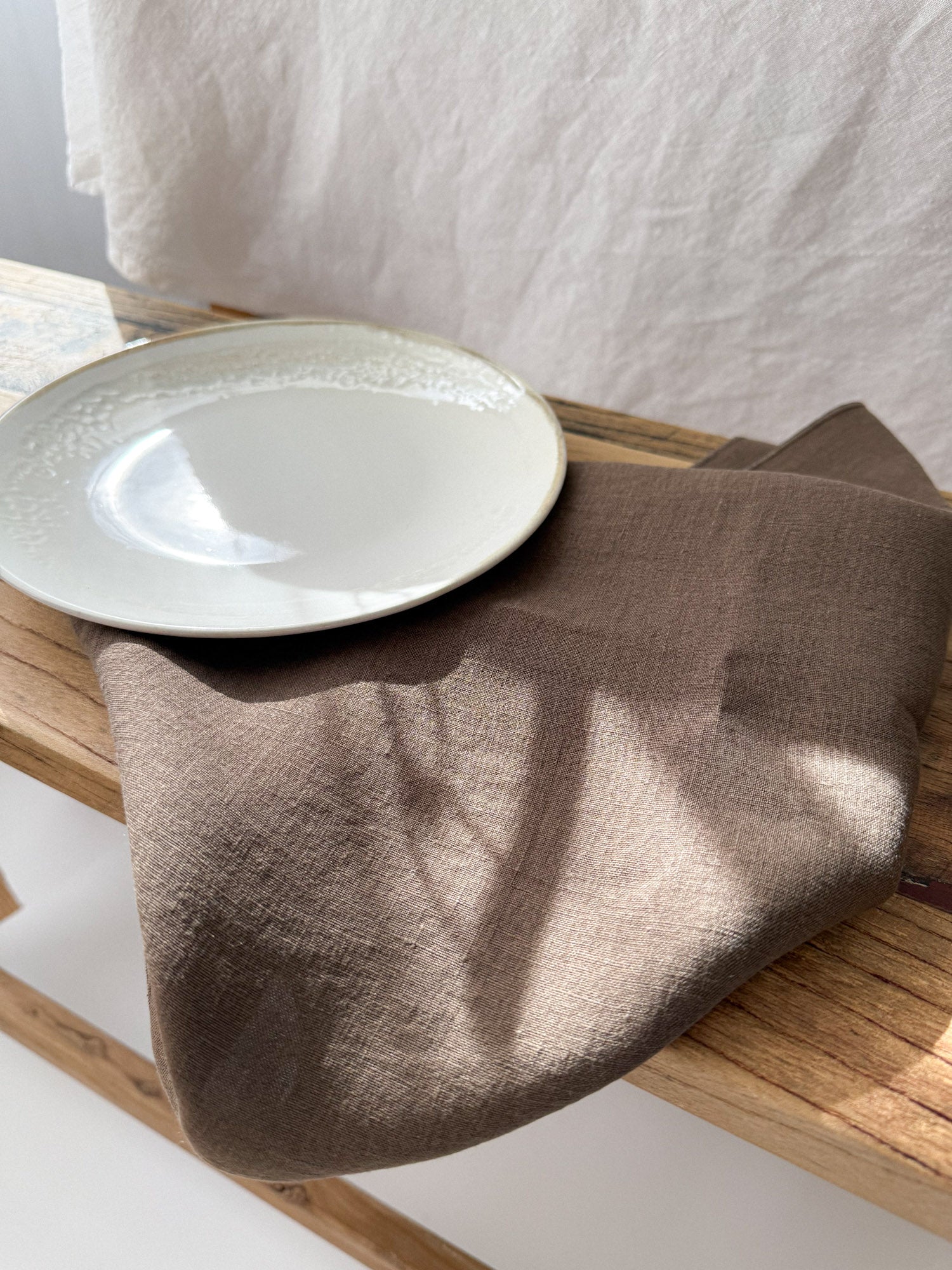 Leinen-Serviette mit Rollsaum – Braun