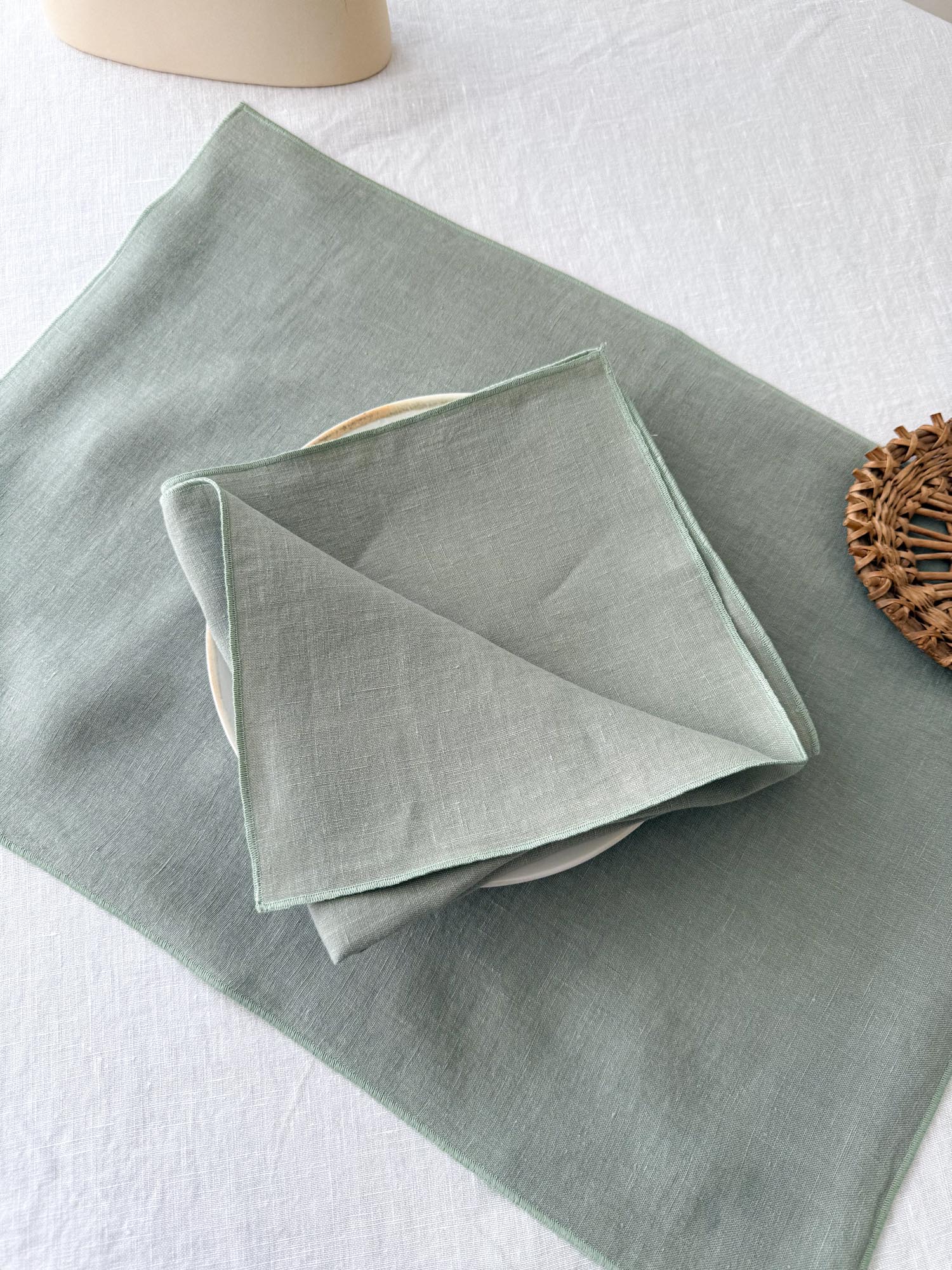 Leinen-Serviette mit Rollsaum – Salbeigrün