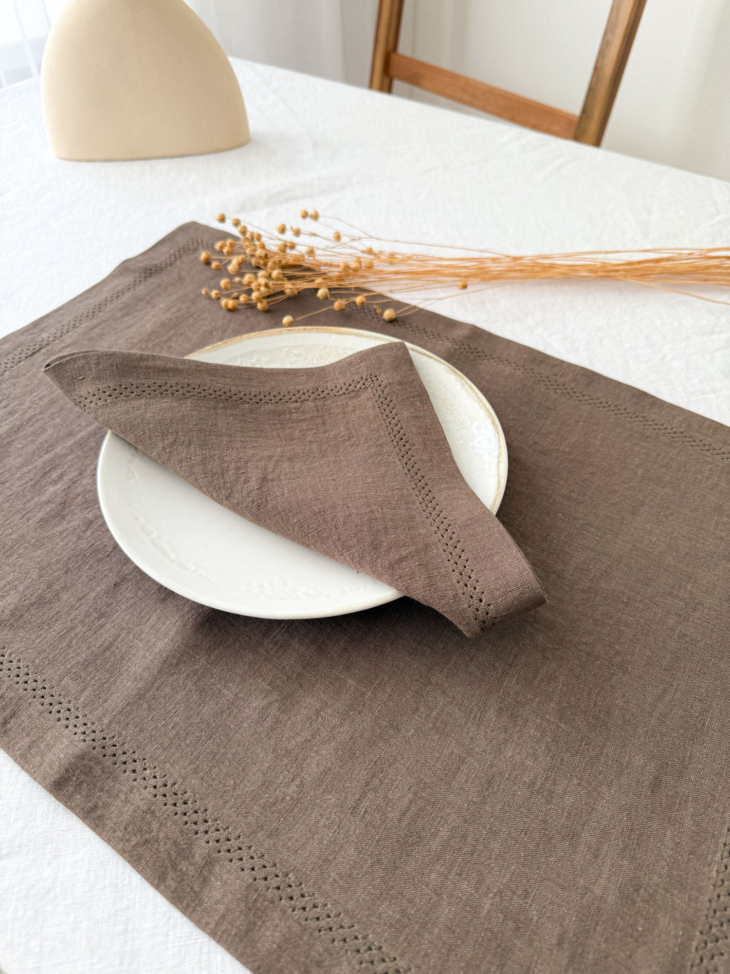 Serviette aus braunem Leinen mit Hohlsaum und Kuvertecken