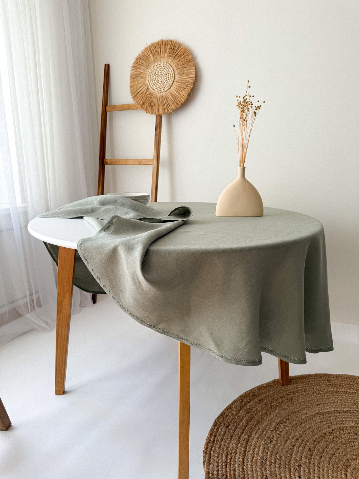 Runde Tischdecke aus Leinen mit Hohlsaum – Salbeigrün