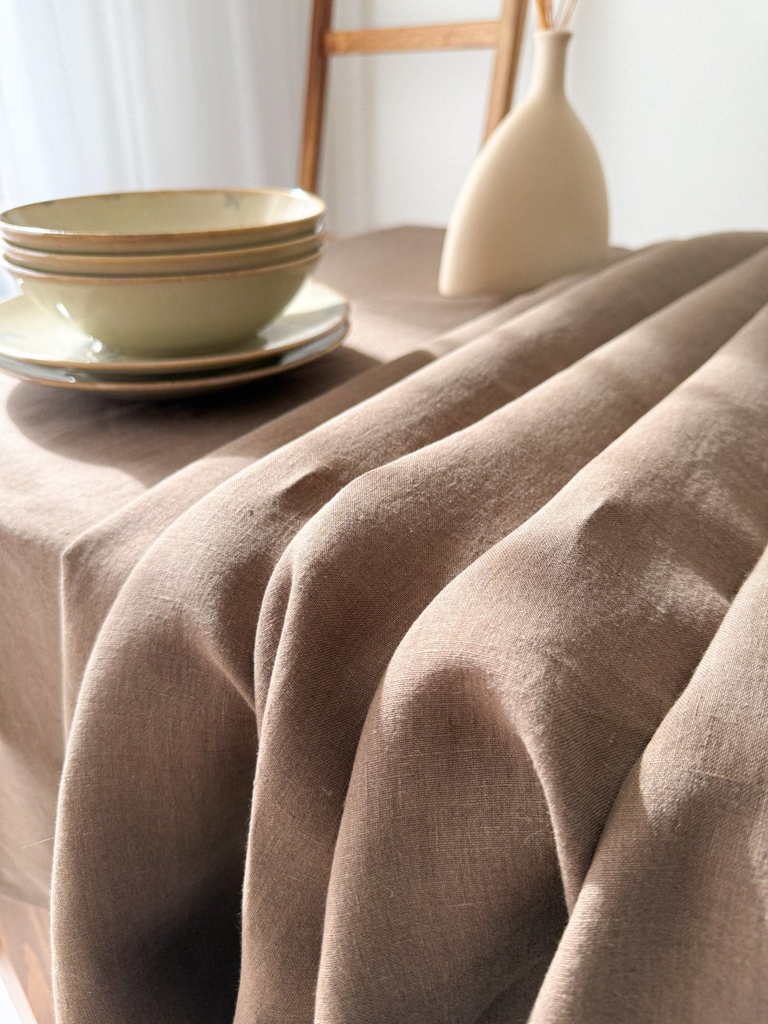 Tischdecke aus Leinen mit breitem Saum und Kuvertecken – Braun