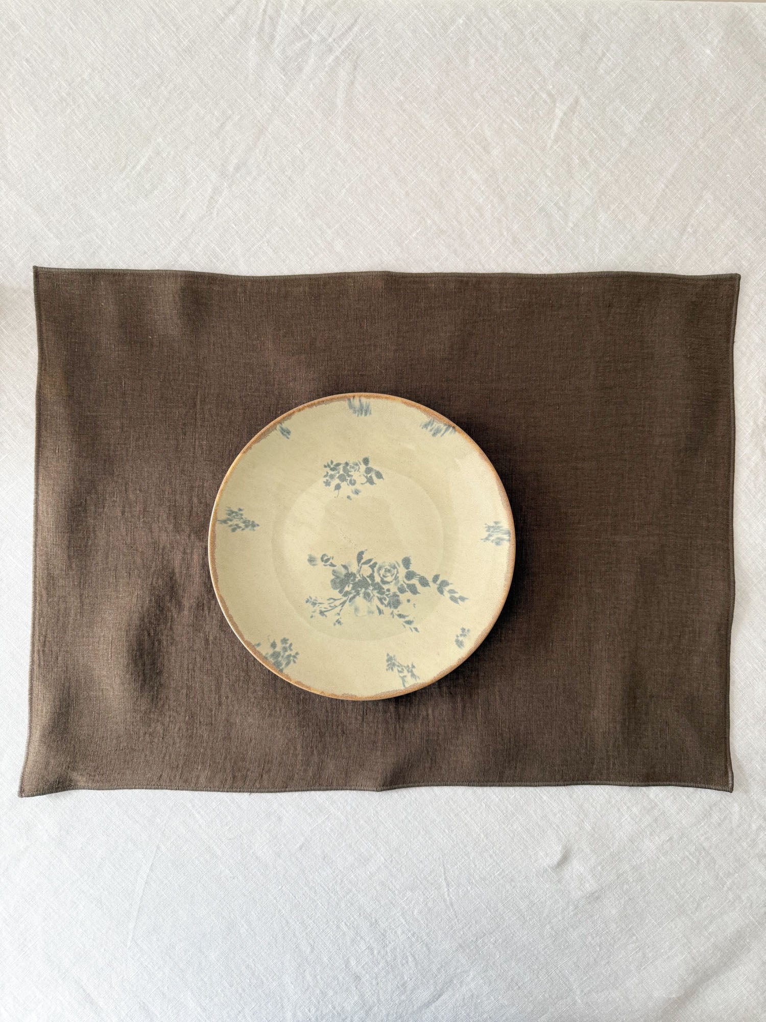 Leinen-Tischset mit Rollsaum – Braun