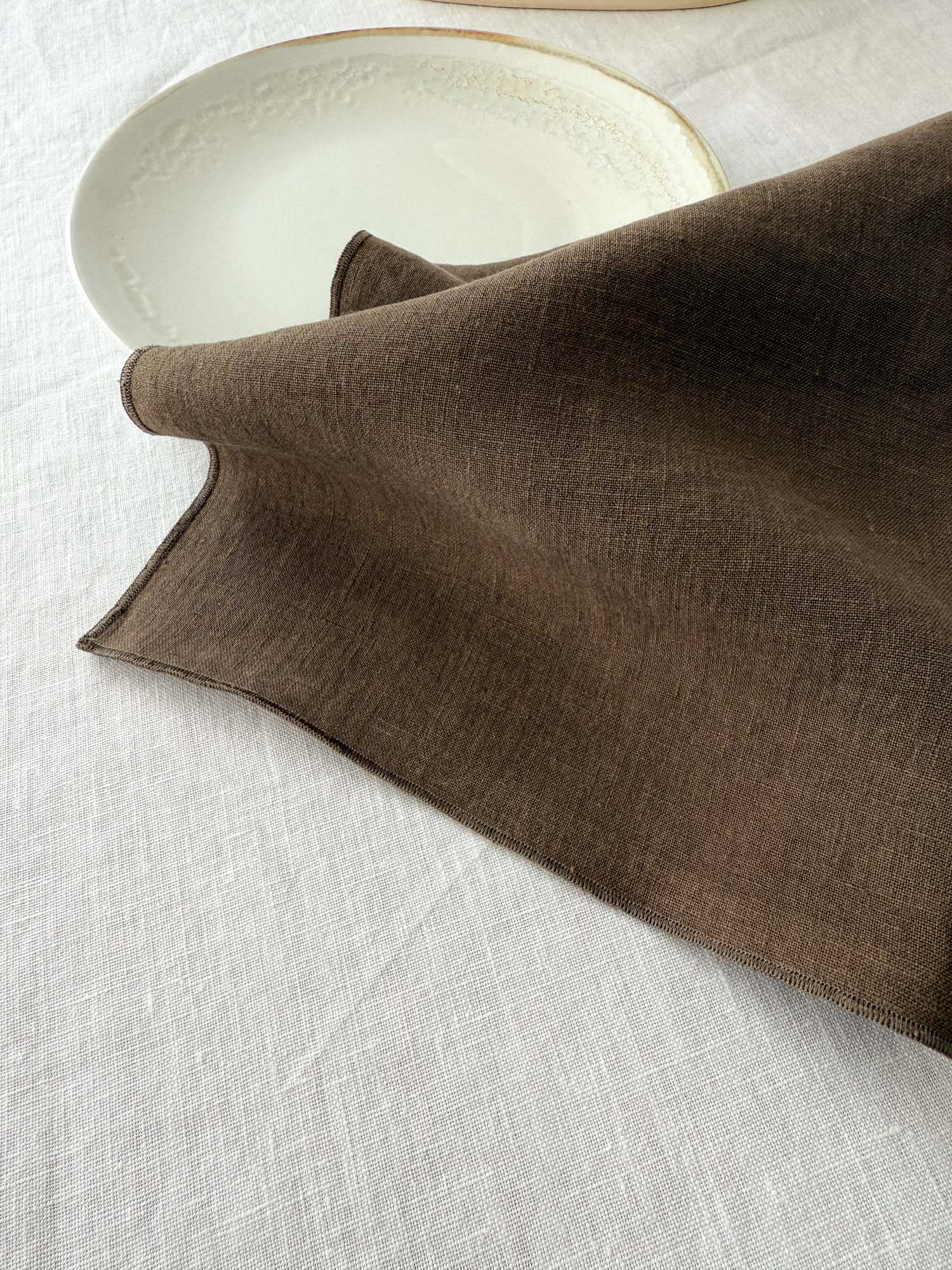 Leinen-Serviette mit Rollsaum – Braun