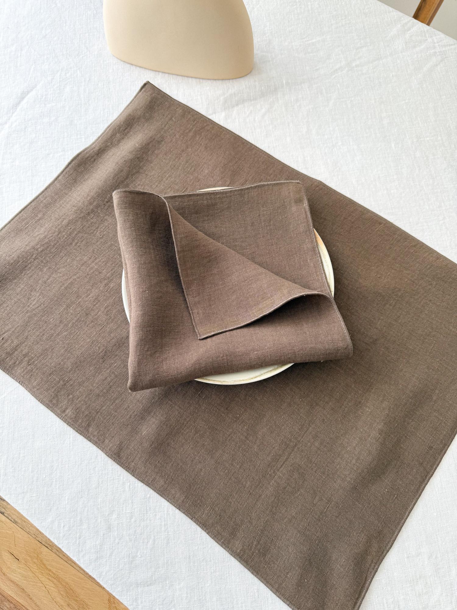 Leinen-Serviette mit Rollsaum – Braun