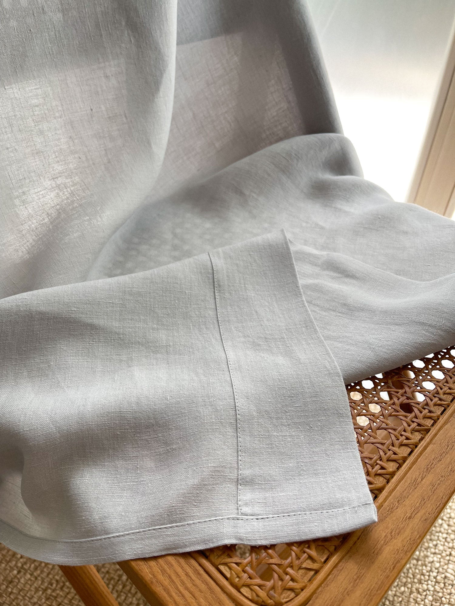 Mittelschwere Leinenvorhänge – Hellgrau (2er-Set)